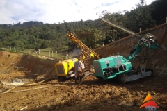 EQUIPO-DE-PERFORACION-HIDRAULICO-ANCLAJES-ACTIVOS-PEAJE-PRIMAVERA-EL-CONDOR-PACIFICO-2